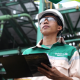 Pekerja di fasilitas smelter aluminium milik PT Kalimantan Aluminium Industry sedang memproses produksi logam primer.