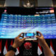Grafik pergerakan Indeks Harga Saham Gabungan (IHSG) di layar monitor bursa efek