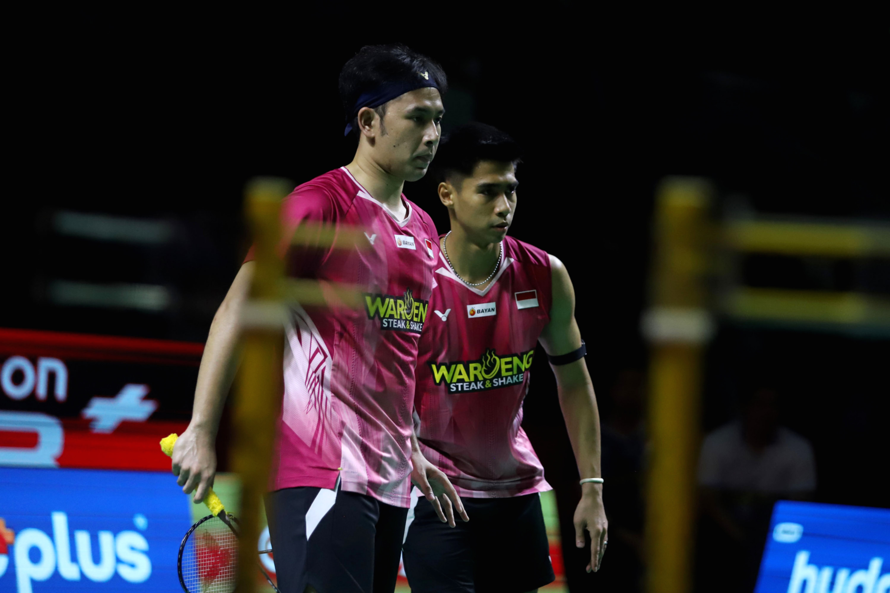 Pasangan ganda putra Indonesia Sabar Karyaman Gutama dan Moh Reza Pahlevi Isfahani di lapangan bulu tangkis.