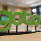 Layar monitor menampilkan grafik pergerakan harga saham PT GoTo Gojek Tokopedia Tbk di Bursa Efek Indonesia