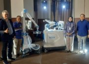 Dokter menggunakan teknologi robotik ROSA untuk prosedur operasi lutut di RS Premier Bintaro.