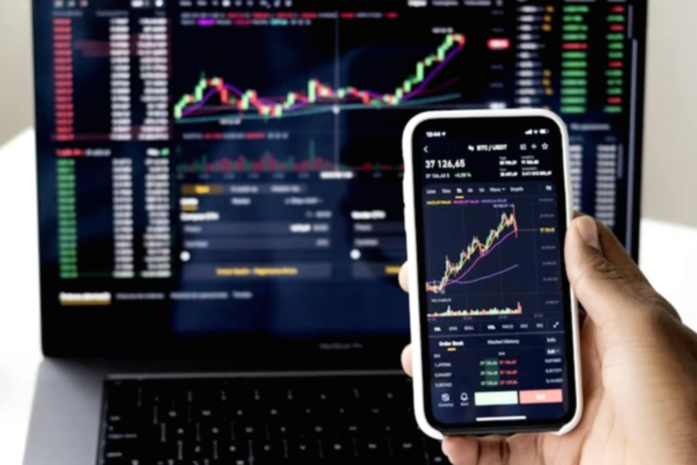 Grafik pergerakan harga saham di layar monitor bursa efek