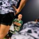 Pelatih Persebaya Surabaya Bernardo Tavares saat memberikan arahan di pinggir lapangan pertandingan