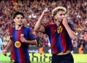 Trofi Liga Champions dipajang di panggung undian fase liga musim 2026/27 di Grimaldi Forum, Monako.