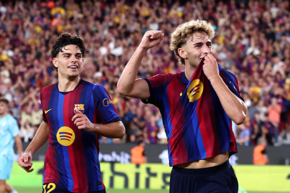 Trofi Liga Champions dipajang di panggung undian fase liga musim 2026/27 di Grimaldi Forum, Monako.