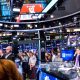 Papan layar elektronik yang menampilkan grafik kenaikan indeks saham di Wall Street, New York.