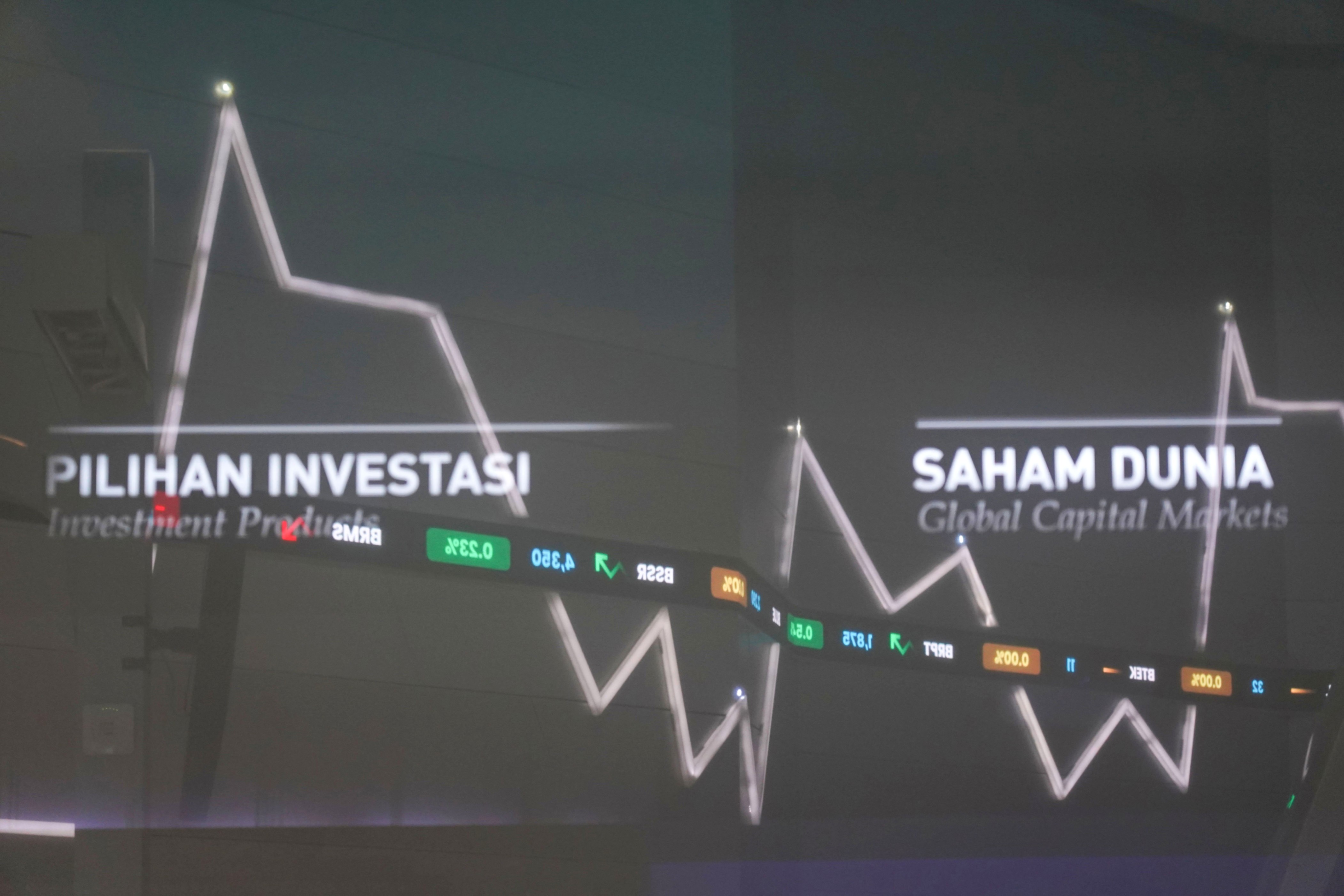 Grafik pergerakan Indeks Harga Saham Gabungan (IHSG) di layar monitor bursa efek