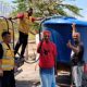 Petugas menyalurkan bantuan air bersih menggunakan tangki untuk warga terdampak bencana di pengungsian Pulau Flores.