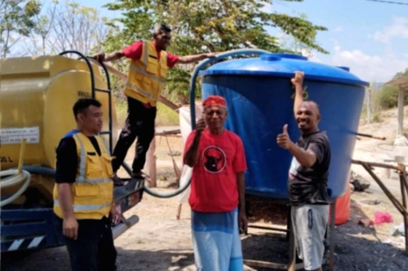 Petugas menyalurkan bantuan air bersih menggunakan tangki untuk warga terdampak bencana di pengungsian Pulau Flores.