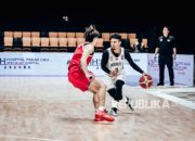Pemain timnas basket Indonesia bertanding melawan Singapura di Pra Kualifikasi FIBA Asia Cup 2029