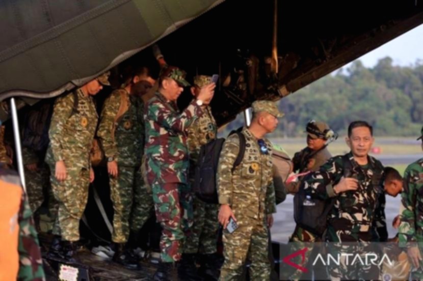Personel TNI tiba di Base Ops Lanud Dhomber Kalimantan Timur untuk memperkuat pencegahan kebakaran hutan dan lahan