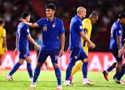 Pemain tim nasional Thailand dan Vietnam berhadapan di lapangan hijau dalam laga Piala AFF.