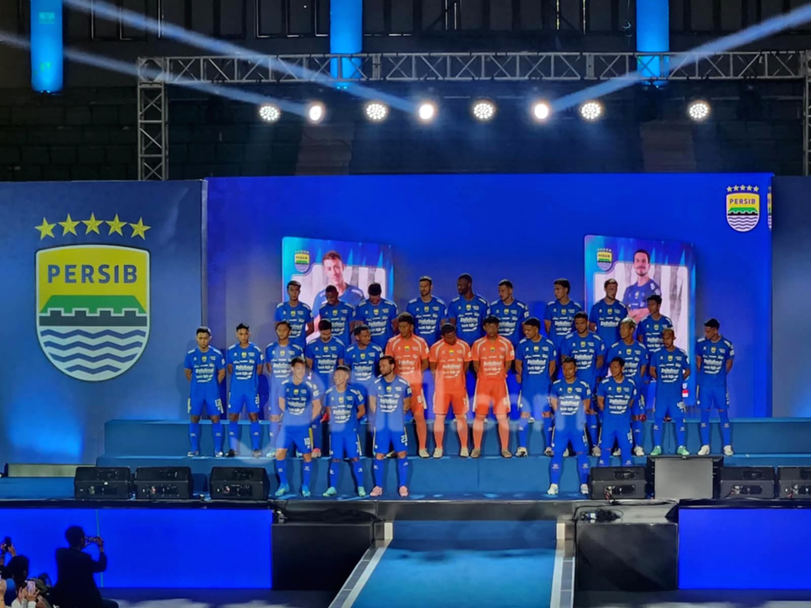 Deputy CEO PT Persib Bandung Bermartabat Adhitia Putra Herawan memberikan keterangan resmi terkait skuad Persib.