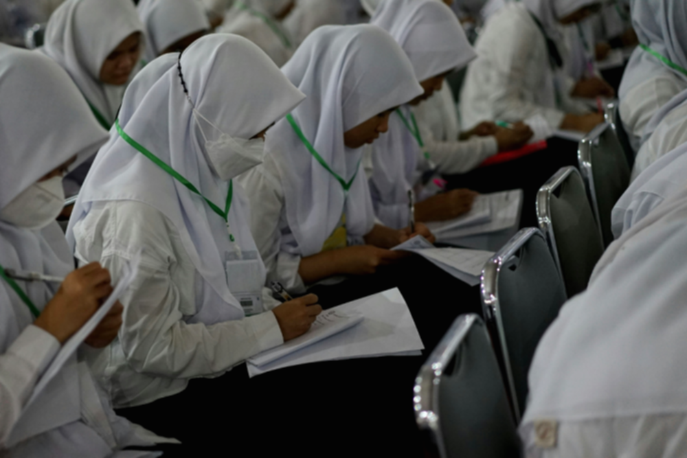 Logo Kementerian Kesehatan Republik Indonesia dan ilustrasi tenaga medis profesional
