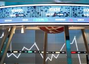 Layar monitor yang menampilkan grafik pergerakan Indeks Harga Saham Gabungan di Bursa Efek Indonesia