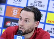 Kapten Persib Bandung, Marc Klok, saat memberikan instruksi dalam sesi latihan tim.