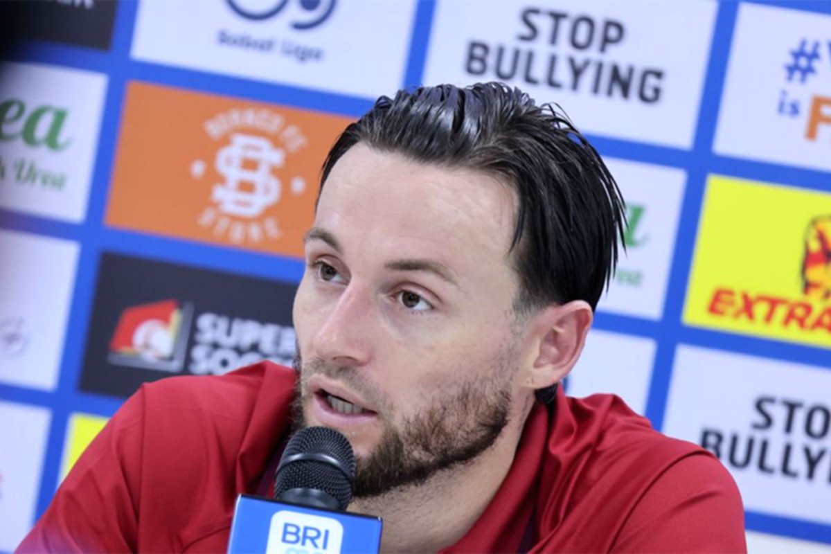 Kapten Persib Bandung, Marc Klok, saat memberikan instruksi dalam sesi latihan tim.