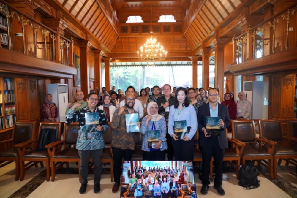 Tumpukan material baja di area pabrik industri sebagai upaya dekarbonisasi untuk meningkatkan daya saing global.