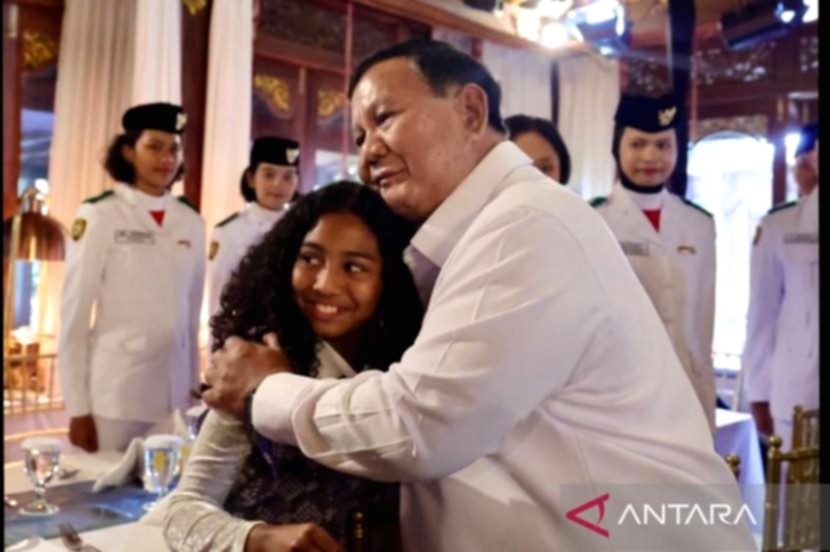 Presiden Prabowo Subianto saat menjamu petugas upacara HUT ke-81 RI di kediamannya di Hambalang, Bogor.