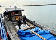 Tumpukan karung berisi pasir timah ilegal hasil sitaan tim gabungan TNI AL di Belitung Timur