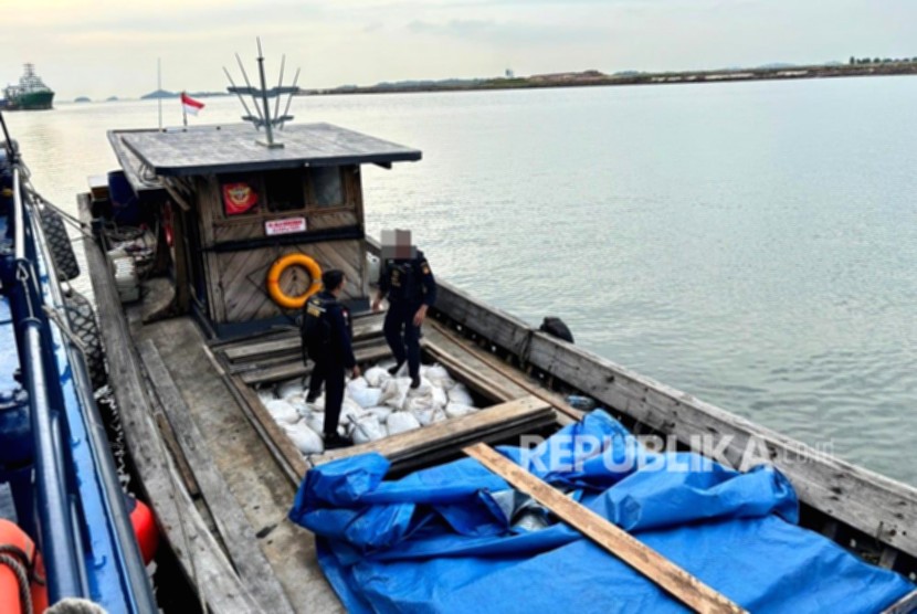 Tumpukan karung berisi pasir timah ilegal hasil sitaan tim gabungan TNI AL di Belitung Timur