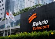 Logo PT Bakrie Telecom Tbk dan gedung perkantoran di Jakarta