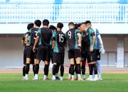 Manajer PSIM Yogyakarta M. Iksan Mahar saat memberikan arahan kepada seluruh pemain dalam sesi latihan tim