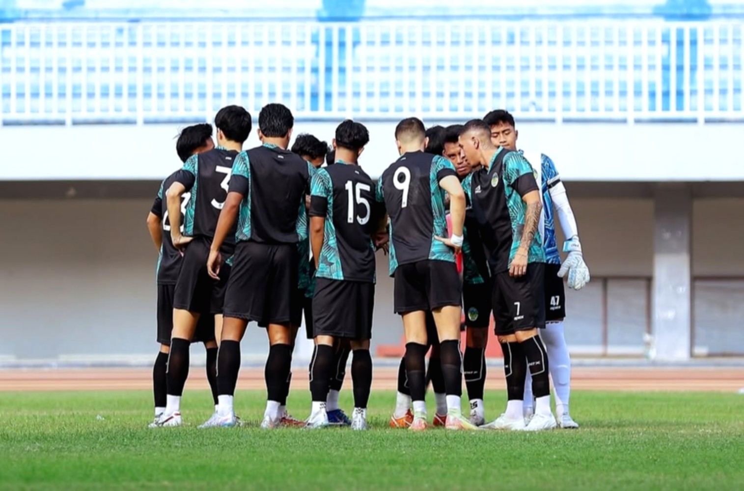 Manajer PSIM Yogyakarta M. Iksan Mahar saat memberikan arahan kepada seluruh pemain dalam sesi latihan tim