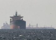 Tampilan grafik harga minyak mentah dunia yang mengalami kenaikan setelah ketegangan militer di Selat Hormuz.