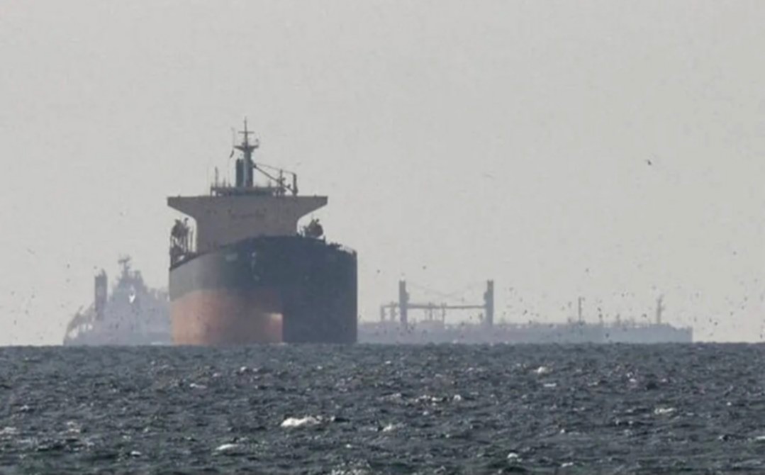 Tampilan grafik harga minyak mentah dunia yang mengalami kenaikan setelah ketegangan militer di Selat Hormuz.