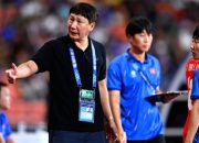 Pelatih Kim Sang-sik merayakan kemenangan Timnas Vietnam setelah menjuarai Piala AFF 2026 di Stadion My Dinh.