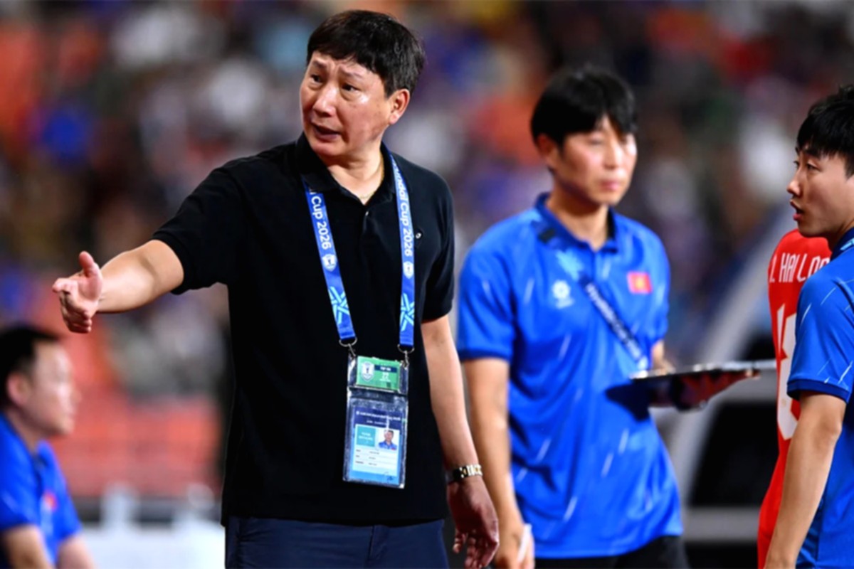 Pelatih Kim Sang-sik merayakan kemenangan Timnas Vietnam setelah menjuarai Piala AFF 2026 di Stadion My Dinh.