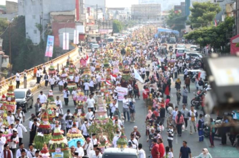 Pawai 867 ancak agung dalam Kirab Ancak Agung di Jember untuk memperingati Maulid Nabi dan HUT RI.