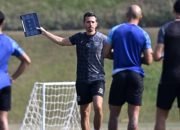 Pelatih Borneo FC, Mauro Jeronimo, memberikan instruksi kepada pemain saat sesi latihan di Stadion Segiri.