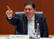 Menteri Koordinator Bidang Perekonomian Airlangga Hartarto memberikan keterangan terkait negosiasi tarif dengan AS.