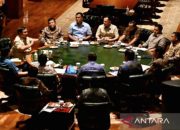 Presiden Prabowo Subianto memimpin rapat terbatas membahas penanganan karhutla dan bencana NTT di Hambalang.