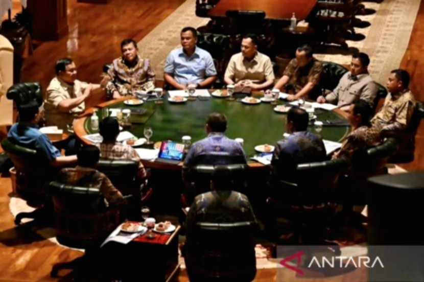 Presiden Prabowo Subianto memimpin rapat terbatas membahas penanganan karhutla dan bencana NTT di Hambalang.