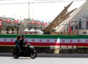 Sekretaris Dewan Keamanan Nasional Tertinggi Iran, Mohsen Rezaee, memberikan pernyataan resmi di Teheran.