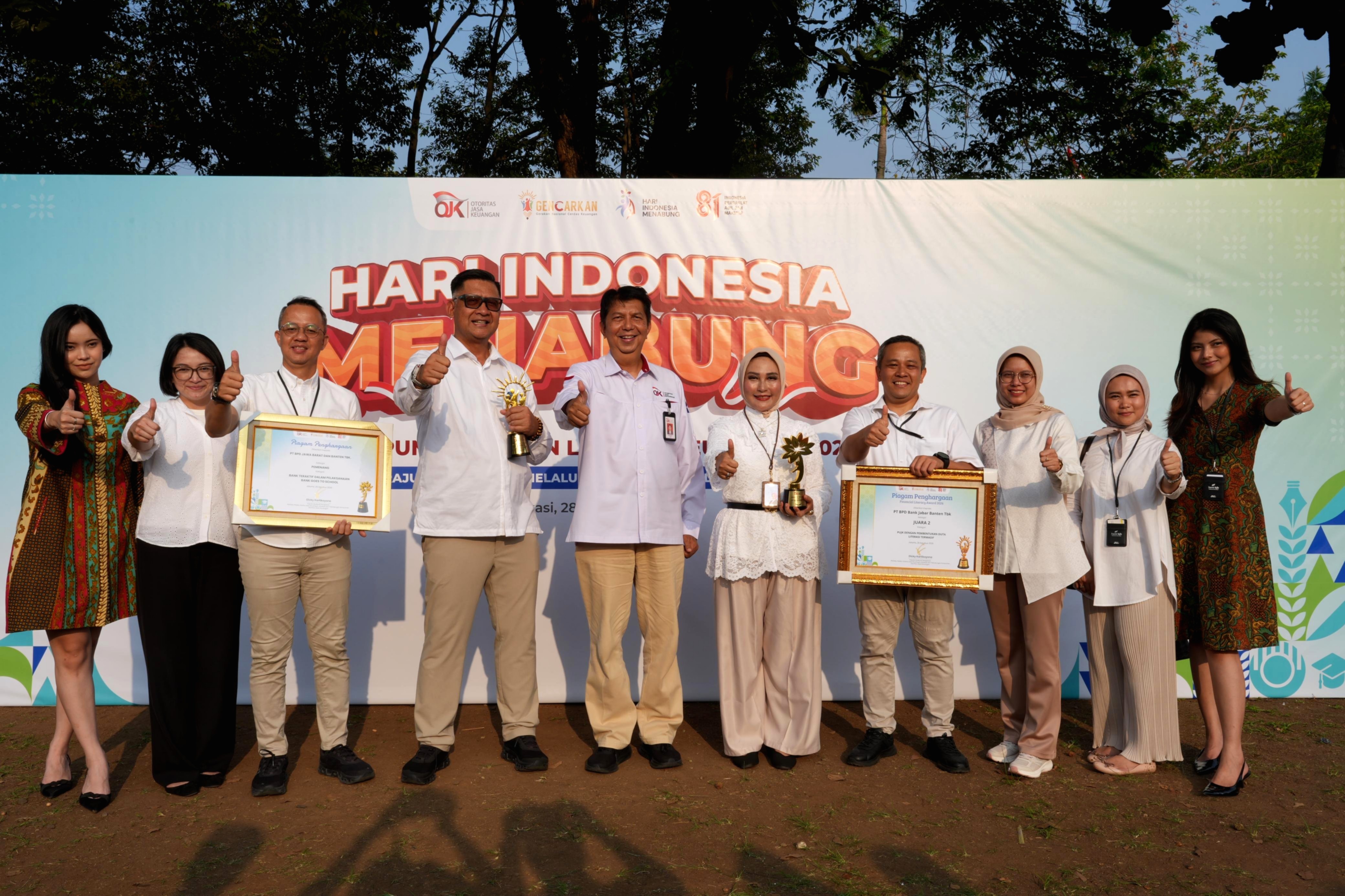 Perwakilan bank bjb menerima dua penghargaan dari OJK dalam acara Puncak Hari Indonesia Menabung Nasional 2026