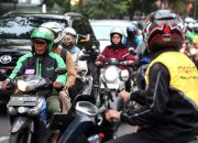 Pengendara ojek online Maxim melintas di jalanan Jakarta untuk melayani pesanan pelanggan.