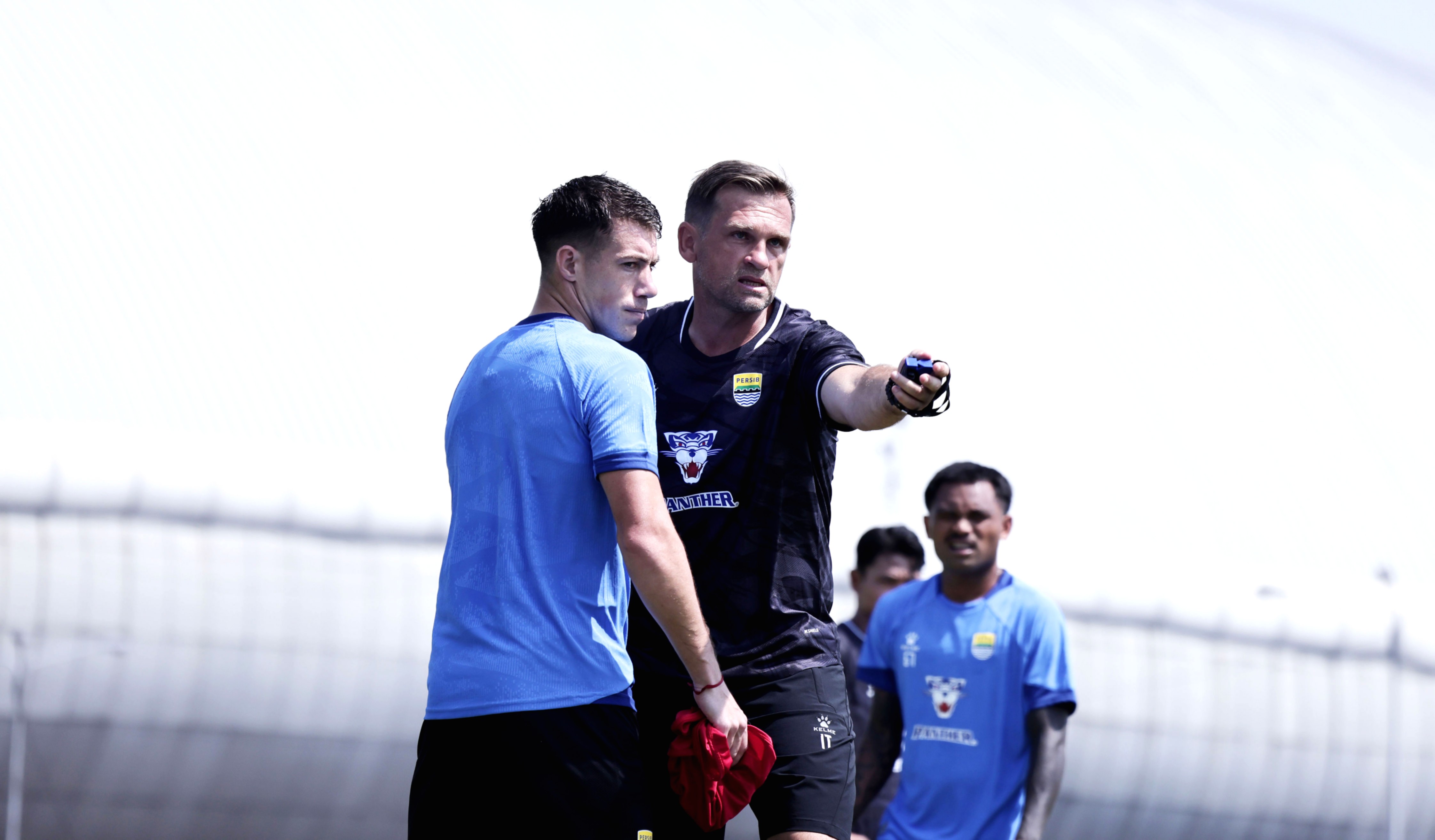 Pelatih Persib Bandung Igor Tolic saat memimpin sesi latihan tim jelang laga play-off AFC Champions League Two.