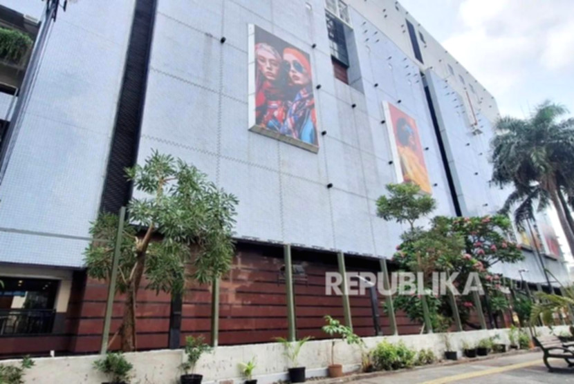 Pagar tinggi terpasang di area depan pusat perbelanjaan sebagai langkah antisipasi keamanan di Jakarta Selatan.