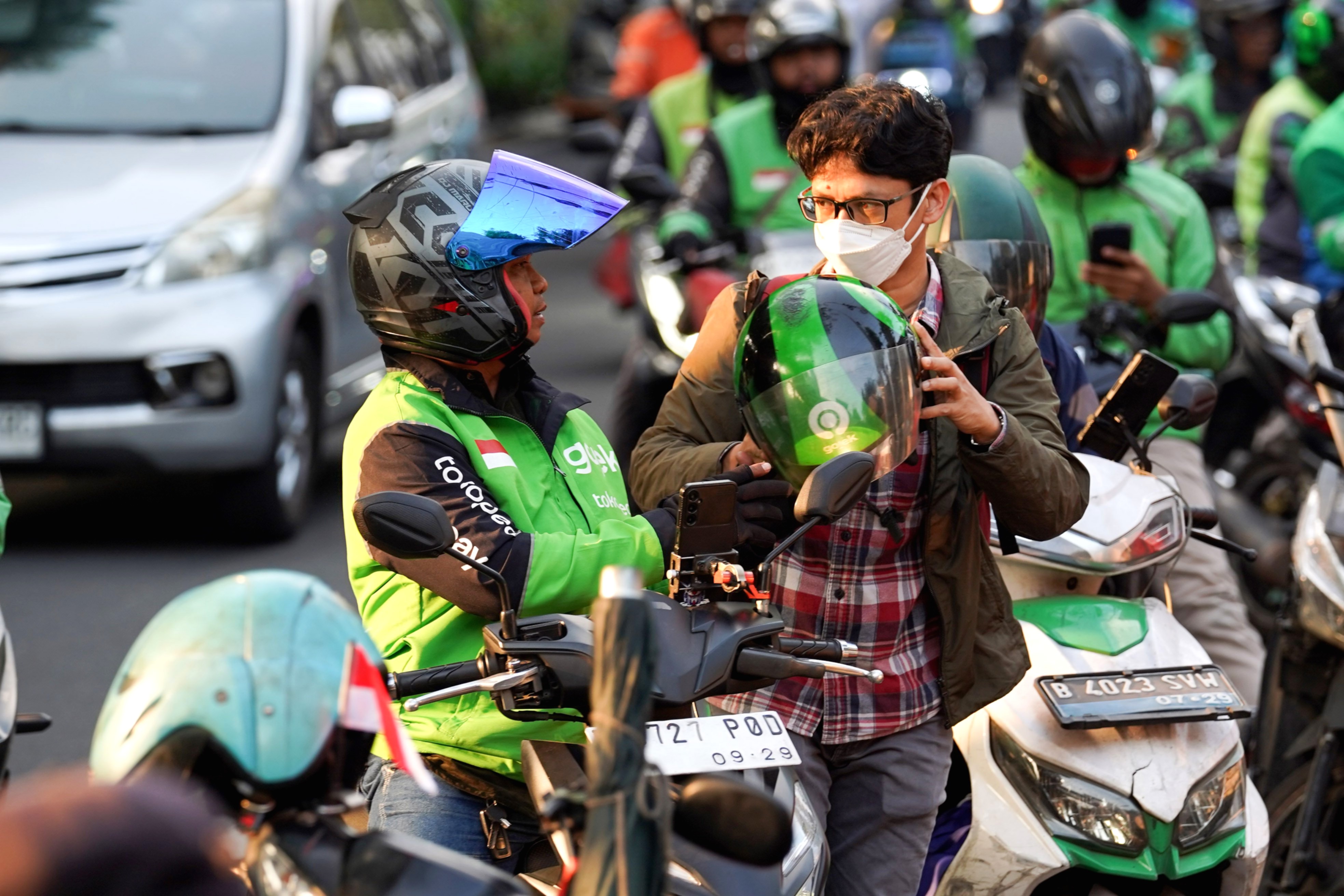 Deretan pengemudi ojek online sedang menunggu penumpang di pinggir jalan Jakarta.