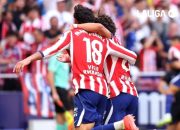 Pemain Atletico Madrid dan Villarreal berebut bola dalam laga Liga Spanyol di Stadion Metropolitano.