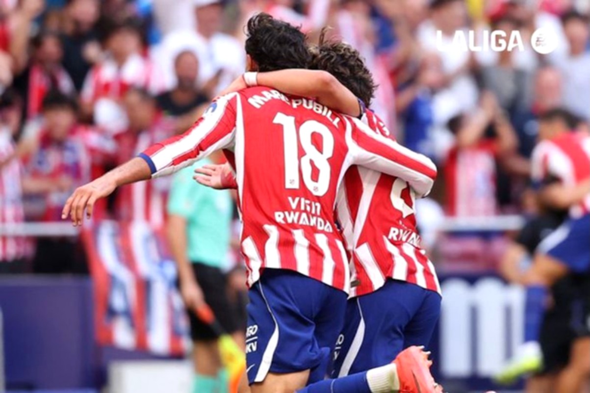 Pemain Atletico Madrid dan Villarreal berebut bola dalam laga Liga Spanyol di Stadion Metropolitano.