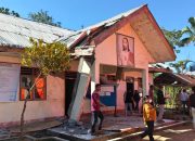 Siswa mengikuti kegiatan belajar di dalam tenda darurat pasca-gempa bumi di NTT.