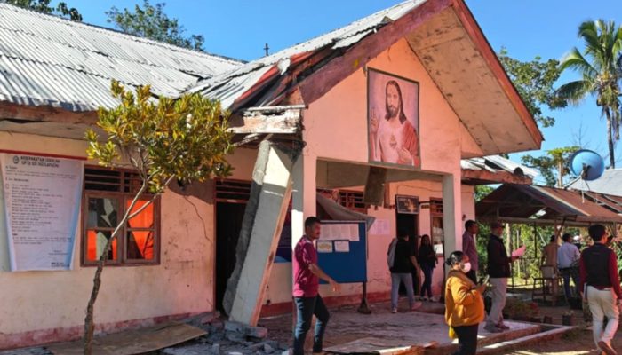 Kondisi Sekolah di NTT Pasca-Gempa: Siswa Belajar di Tenda Darurat