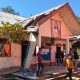 Siswa mengikuti kegiatan belajar di dalam tenda darurat pasca-gempa bumi di NTT.