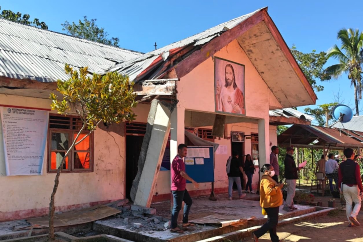 Siswa mengikuti kegiatan belajar di dalam tenda darurat pasca-gempa bumi di NTT.