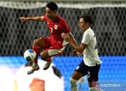 Gelandang Timnas Indonesia Marselino Ferdinan saat menjalani pemulihan cedera lutut setelah operasi di Spanyol.
